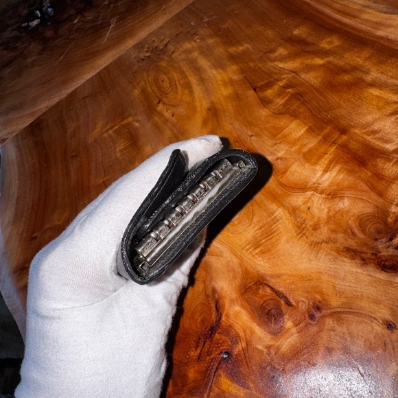 Louis Vuitton
Damier Graphite 6 Ring Key Holder - Picture 4 of 16